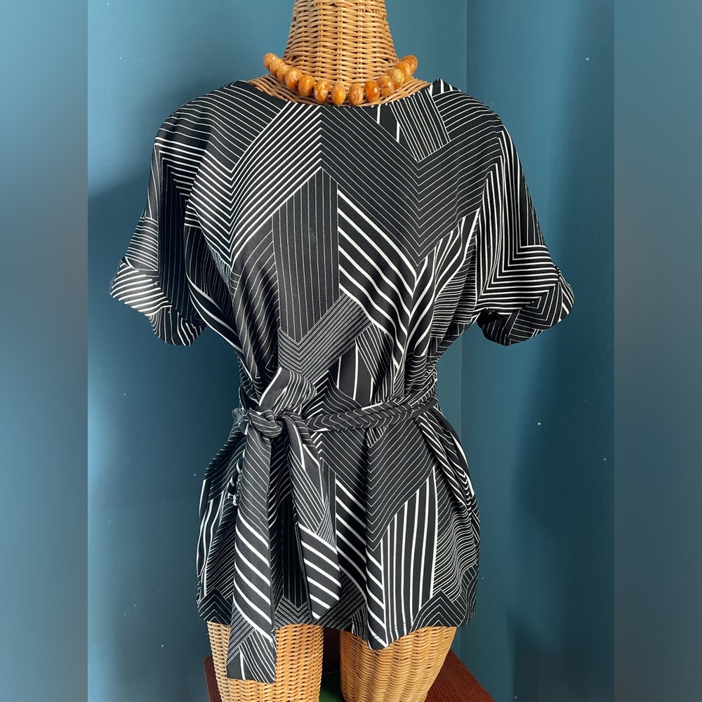 Worthington Women’s Stretch Top Geometric Black White Short Sleeve Size M